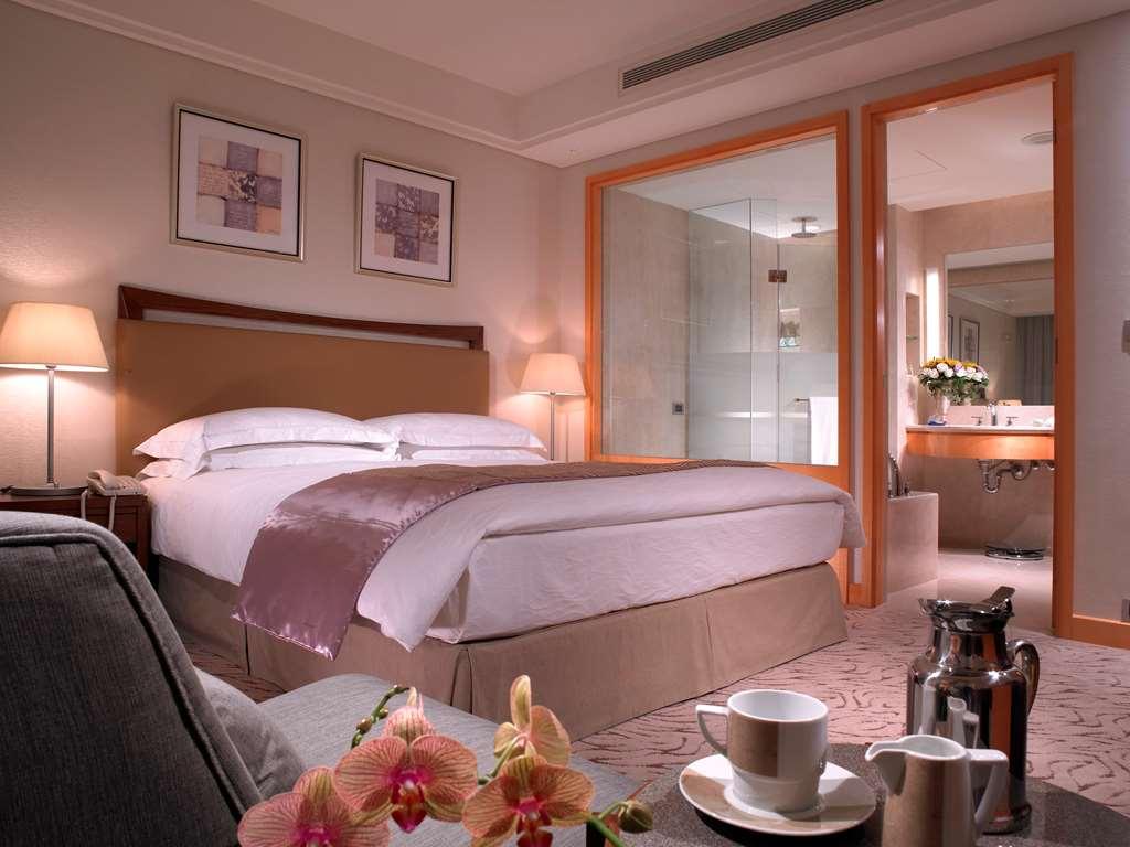 Windsor Hotel Тайджун Стая снимка A suite at the Mandarin Oriental, Hong Kong