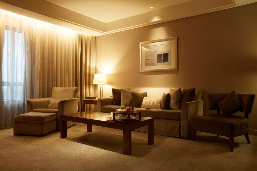 Windsor Hotel Тайджун Стая снимка A living room with indirect lighting