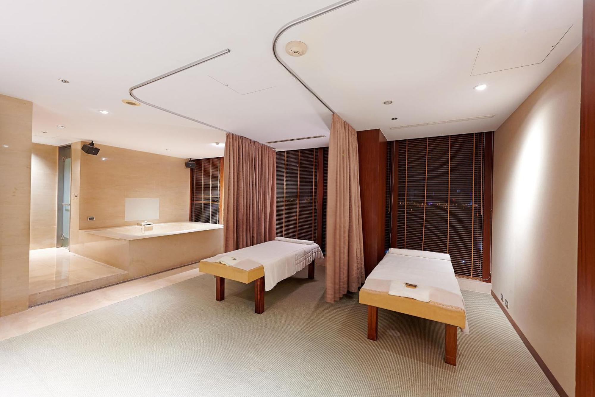 Windsor Hotel Тайджун Екстериор снимка A treatment room at the spa