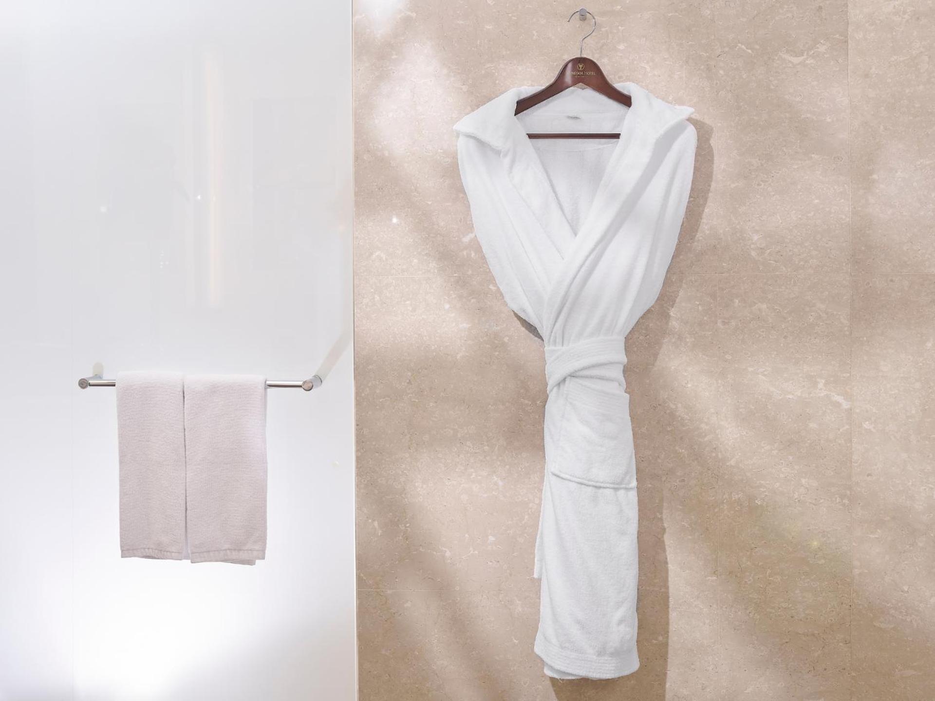 Windsor Hotel Тайджун Екстериор снимка A bathrobe