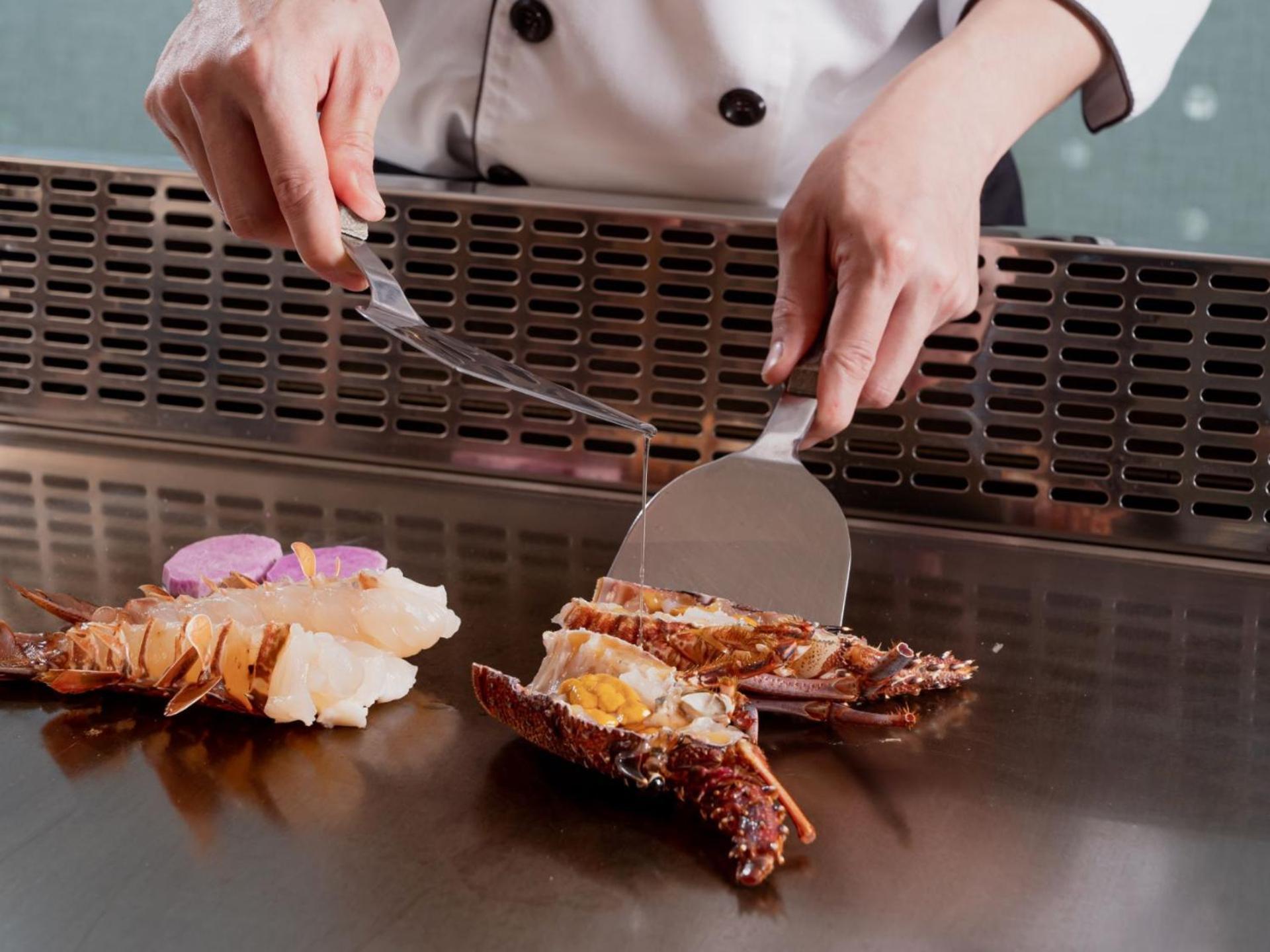 Windsor Hotel Тайджун Екстериор снимка A chef using a fish knife to fillet a lobster