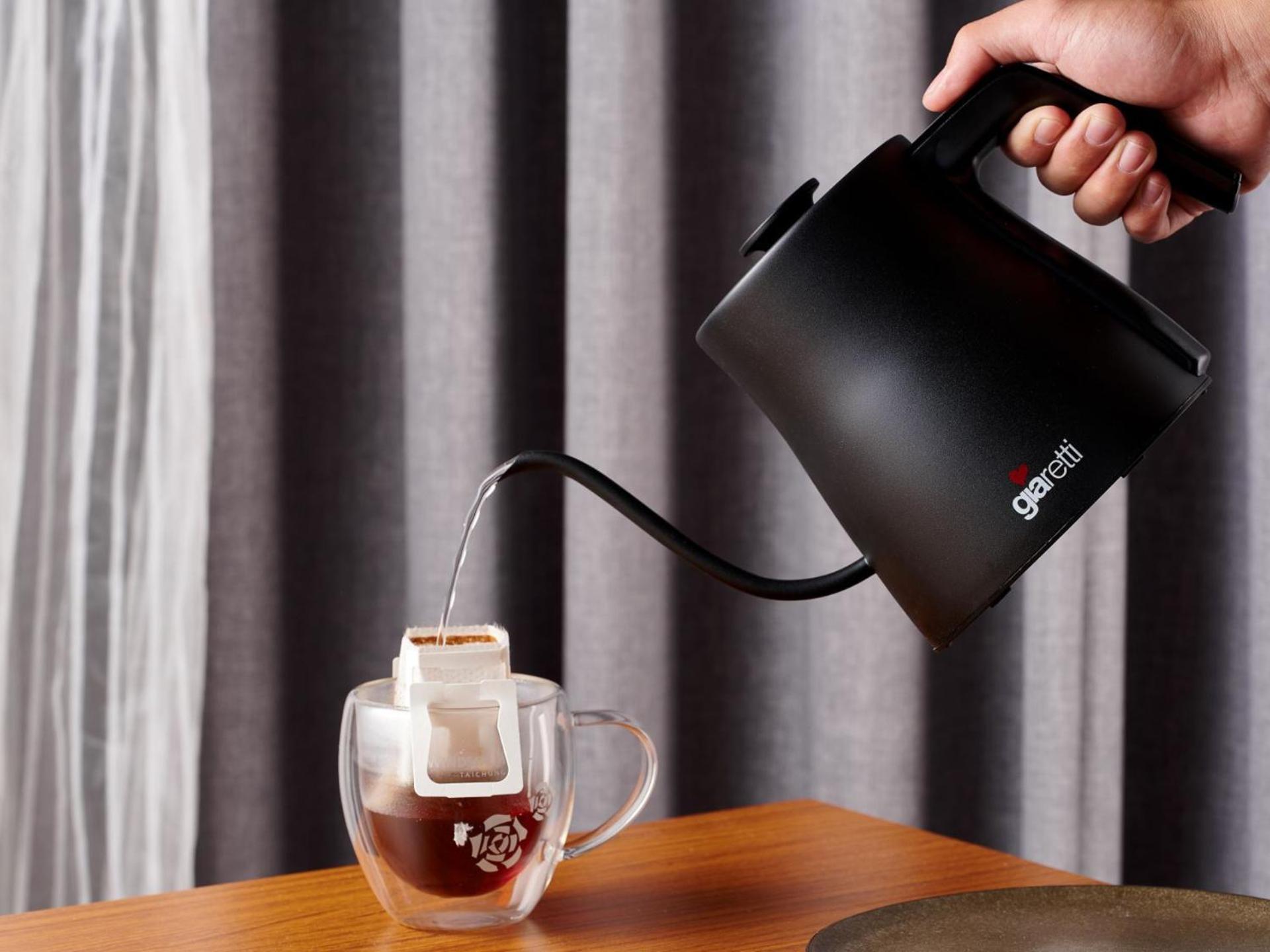 Windsor Hotel Тайджун Екстериор снимка A kettle in use
