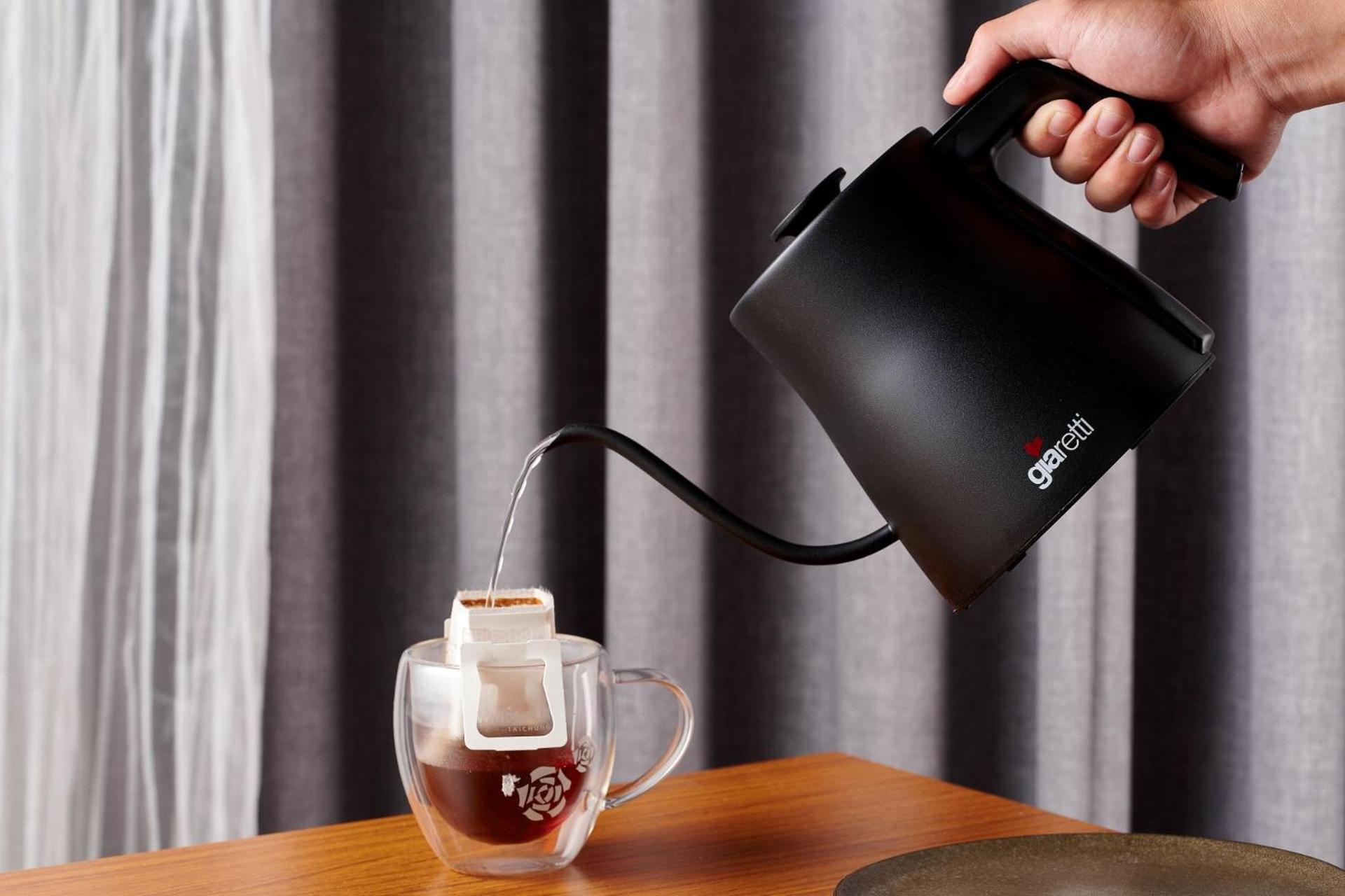 Windsor Hotel Тайджун Екстериор снимка A kettle in use