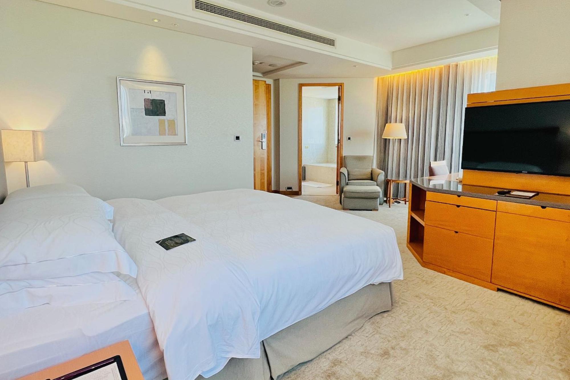 Windsor Hotel Тайджун Стая снимка A room at the hotel