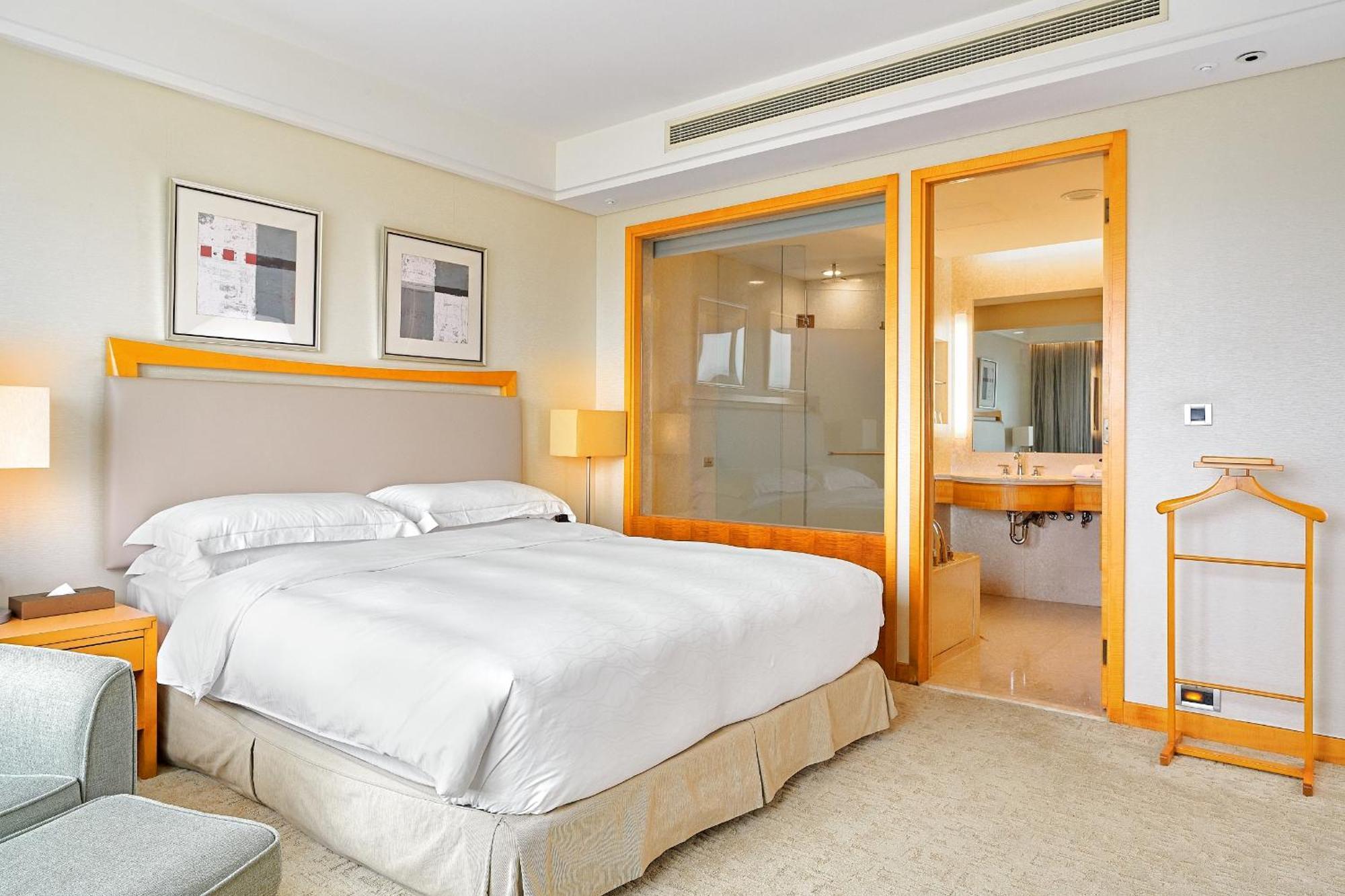 Windsor Hotel Тайджун Стая снимка A bedroom at the hotel