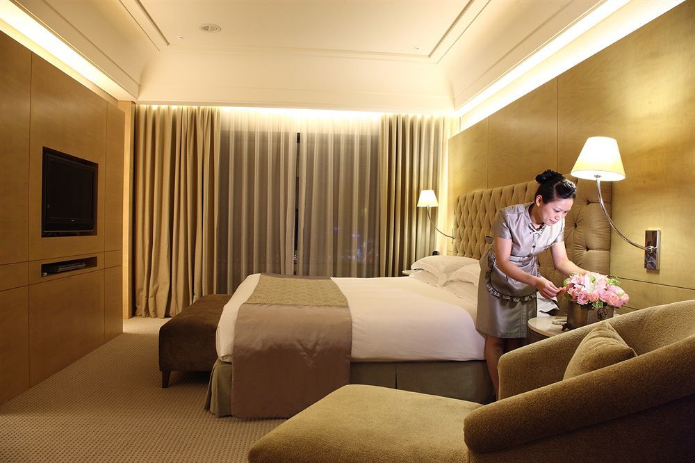 Windsor Hotel Тайджун Екстериор снимка A hotel maid making a bed