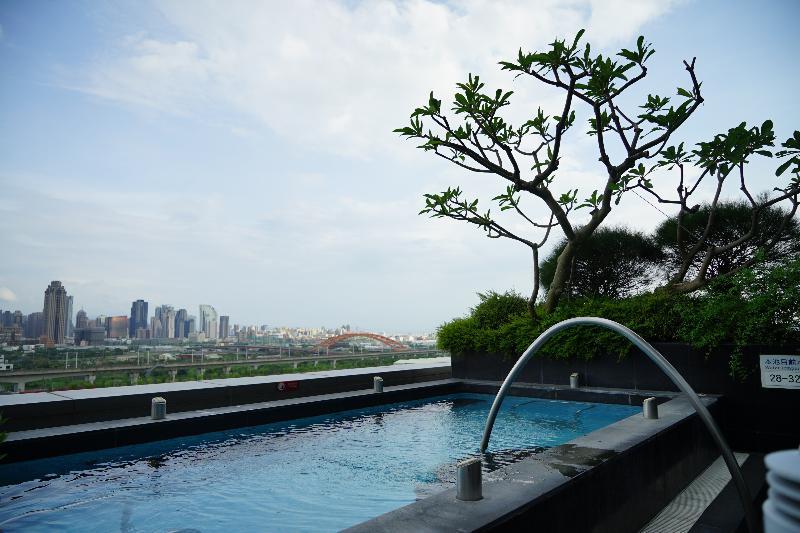 Windsor Hotel Тайджун Екстериор снимка The pool at the top of the hotel