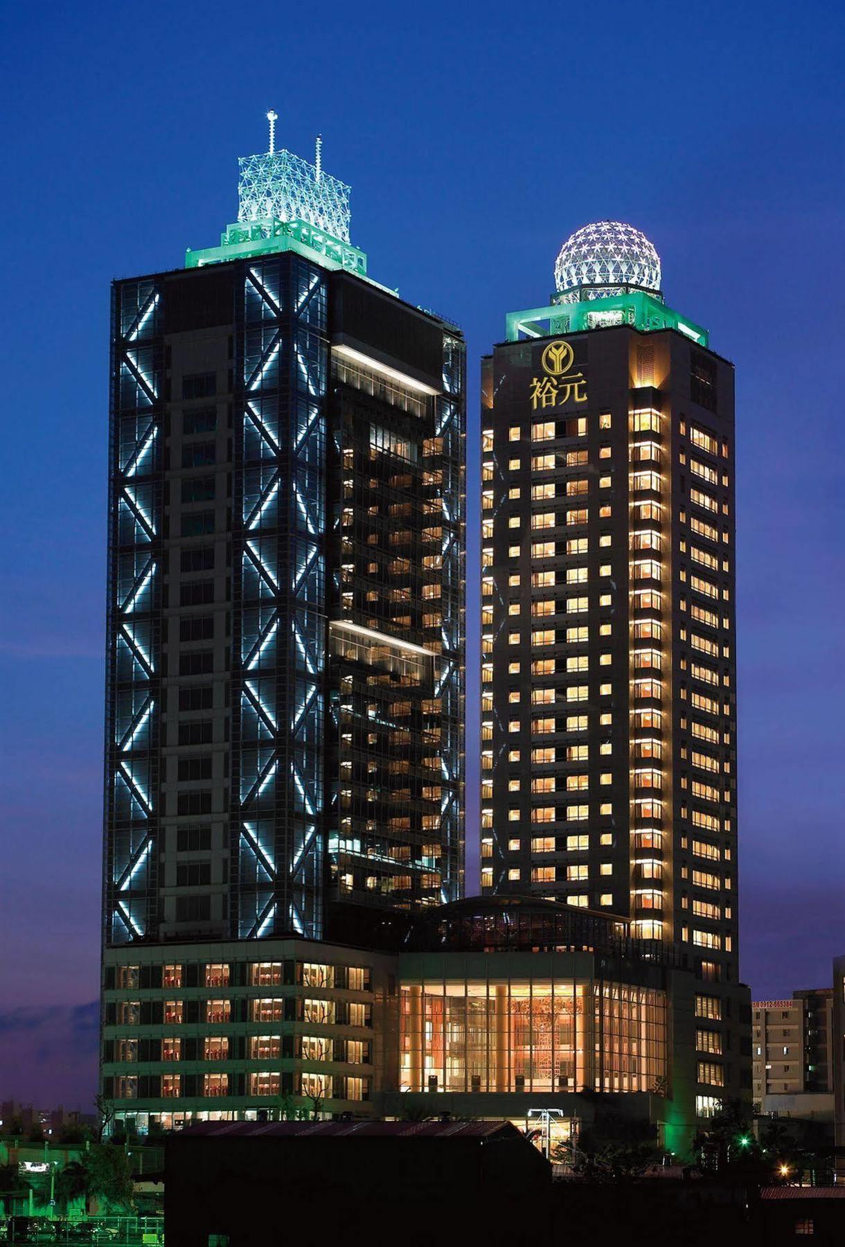 Windsor Hotel Тайджун Екстериор снимка The hotel at night